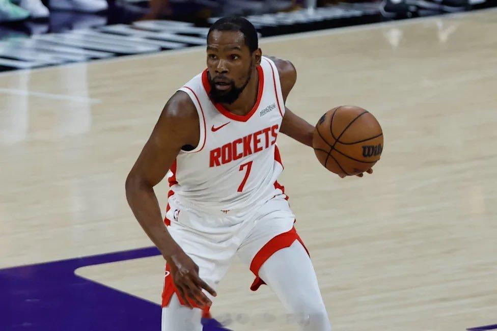 杜兰特是NBA历史上五位职业生涯三分球命中数、抢断数和盖帽数均超过1000的球员