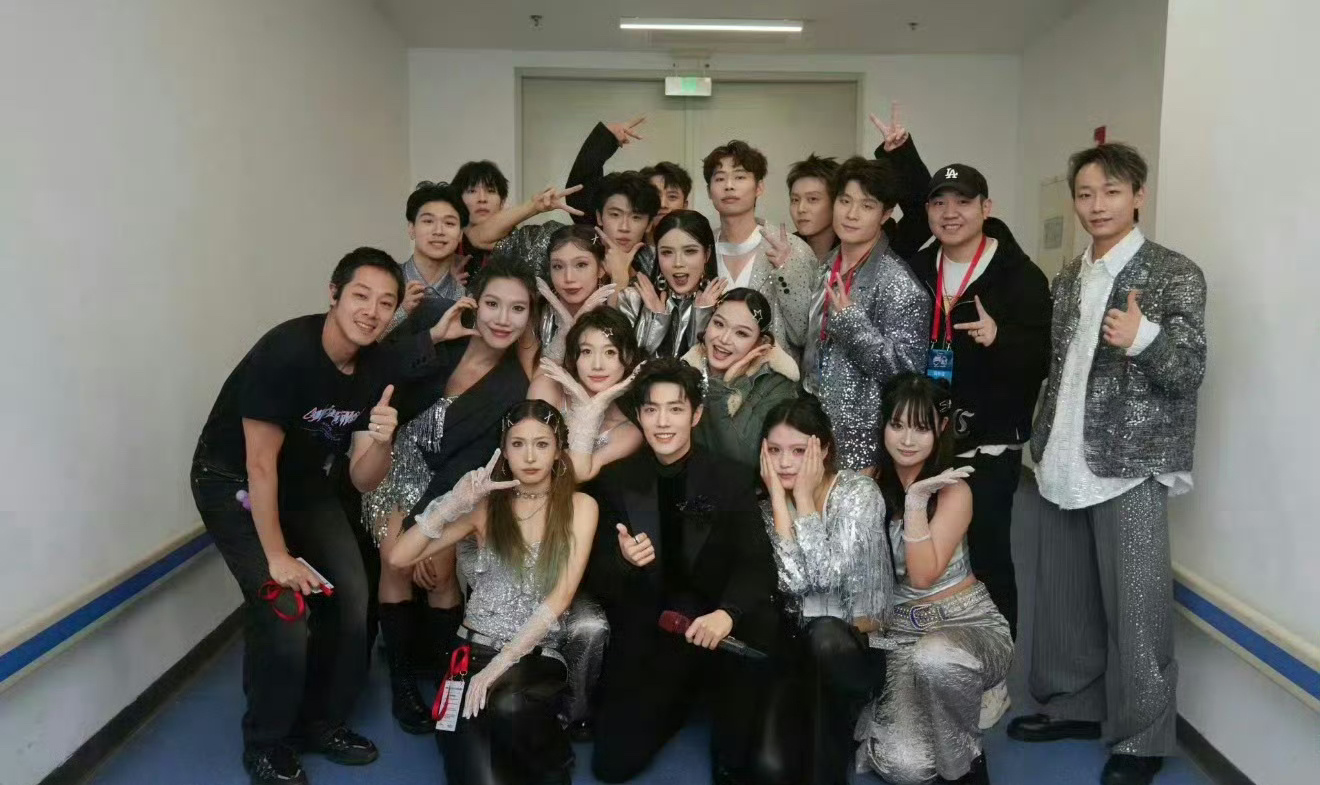 肖战最新团舞合照，漂亮的孩子站中间，哈哈😆 