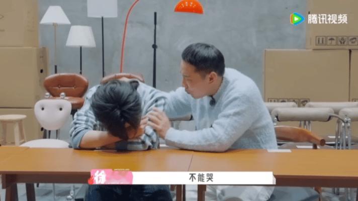 贺峻霖录桃花坞自尊心受打击徐志胜说贺峻霖不能哭 有人觉得徐志胜劝得暖心，有人觉得
