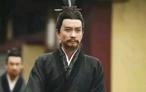 是夜，光武帝刘秀打猎晚归，黑夜从东城门回家，却被城门守兵拦阻。刘秀大怒：“我是皇