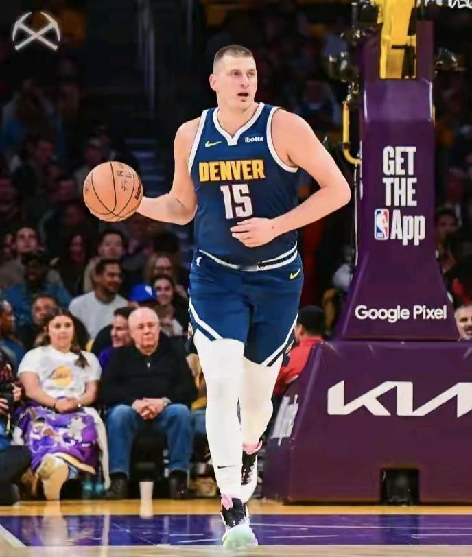 约老师也不行啊，面对森林狼三中锋，打的太吃力，输掉了比赛。
第一，森林狼三塔，唐