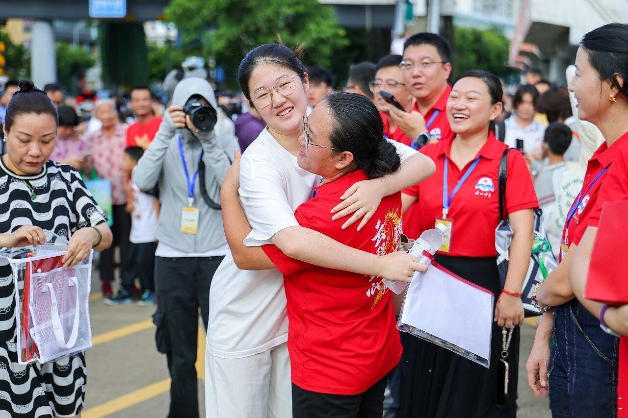 2026年全国统一高考7日开考，今年高考报名总人数为1290万人，全国共设798
