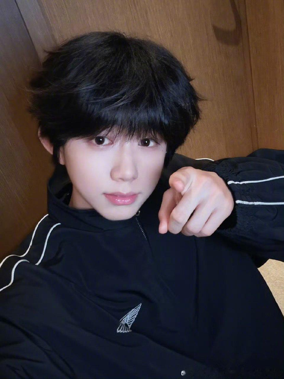 偶遇陈奕恒和妈妈逛商场陈奕恒落地重庆开启假期，被网友偶遇和妈妈一起逛商场，母子相