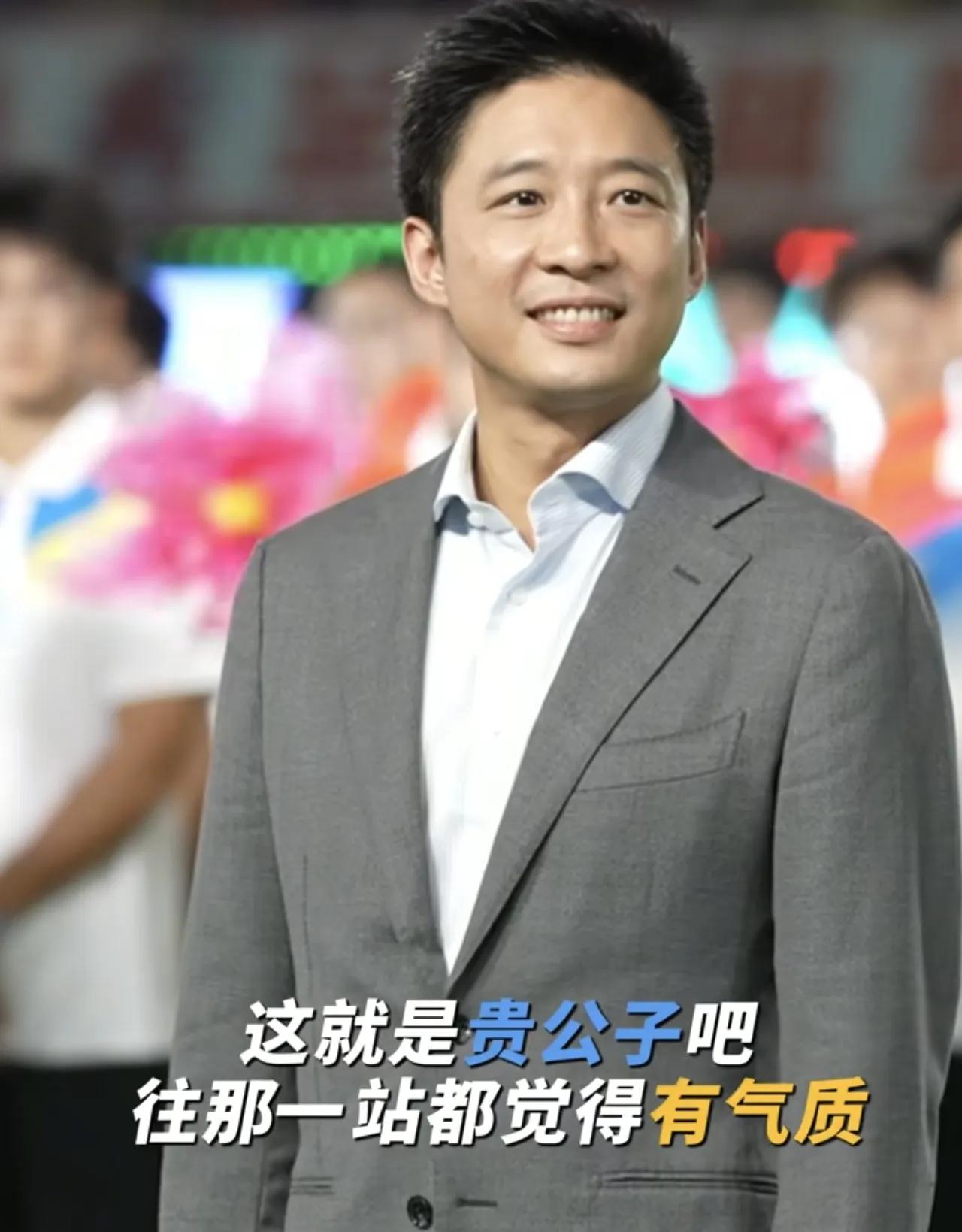 郭晶晶的小叔子霍启山真的有一种贵公子的气质，往那一站，温文尔雅眼里有光一派儒雅的
