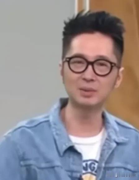 一位所谓的绿营名嘴在节目上说，民进党台北市长参选人沈伯洋有些政策弄出来以后解释太