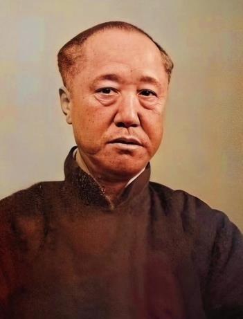 1949年北平解放，载沣将家人全部叫到一起，废除王府沿袭多年的请安制，然后对家人