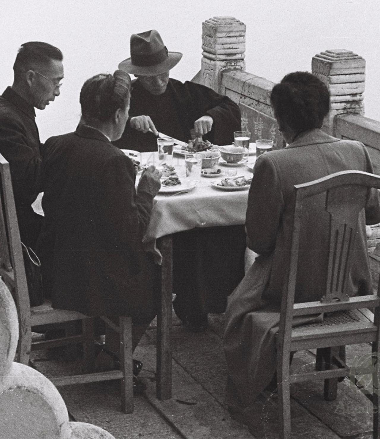 1948年莫干山这桌看似惬意的山间避暑聚餐，背后藏着千万国统区百姓的倾家荡产。坐