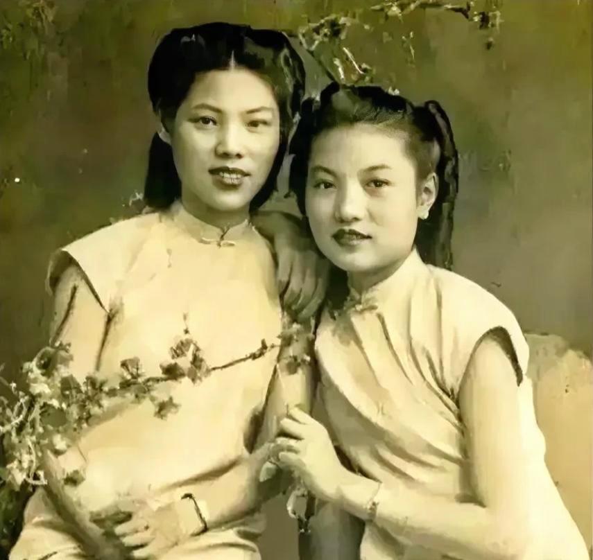 1936年，两位女教师前往齐齐哈尔参加抗日，这本是一趟奔赴理想的旅程，谁知她们却