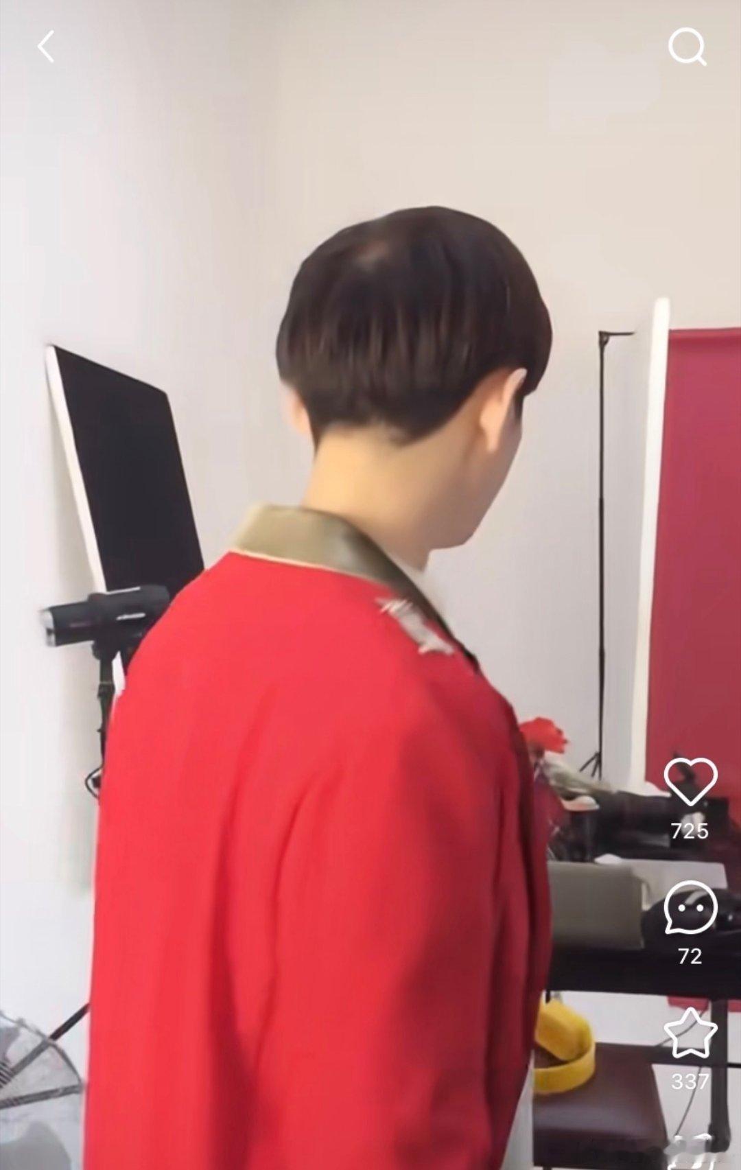 后脑勺这么风凉代言洗发水怎么有说服力啊？尤其是顶部，光秃秃的，真的是two顶。 