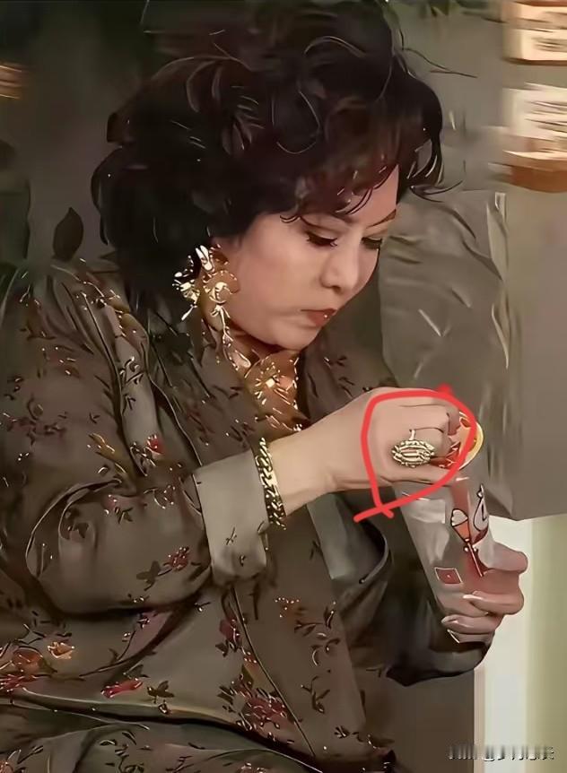 向太不过喝个蜜雪冰城，
结果评论区直接吵翻了，
有人说她家道中落，有人说她人设崩