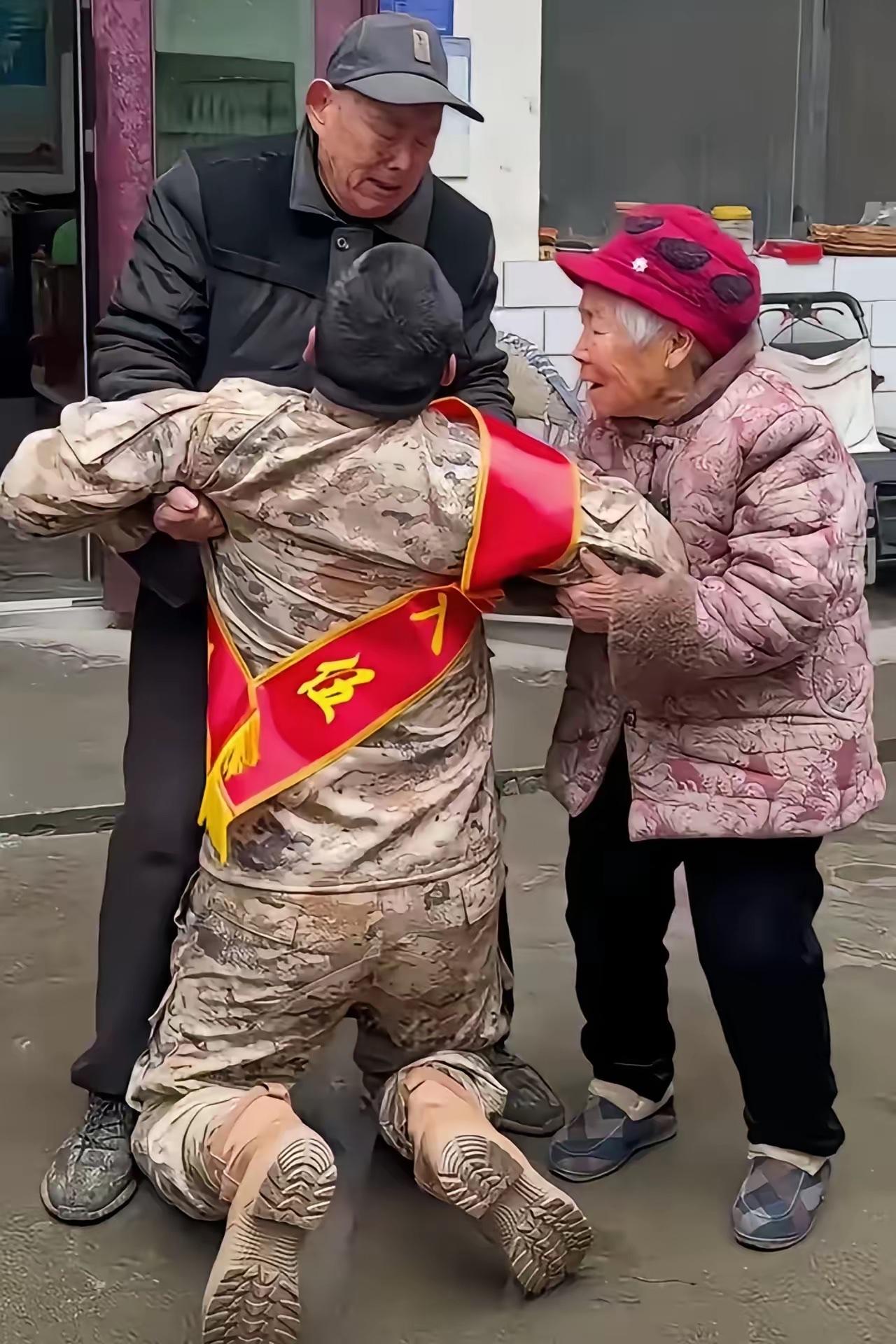 一个从小父母双亡、靠爷爷奶奶拉扯大的小伙张浩爽，在收到入伍通知书的那天，没有欢呼