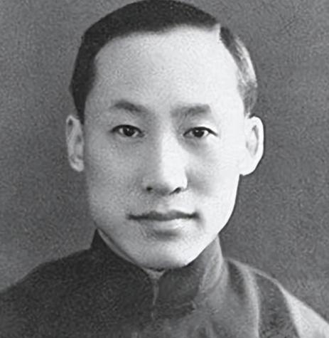 1972年，钱三强走在北京中关村街头，一个衣衫破旧的老人拦住他要钱，钱三强认出对