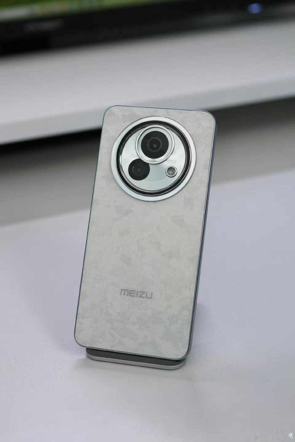 用了段时间魅族Lucky 08，真心是同价位里很有辨识度的诚意之作。日常通勤续航