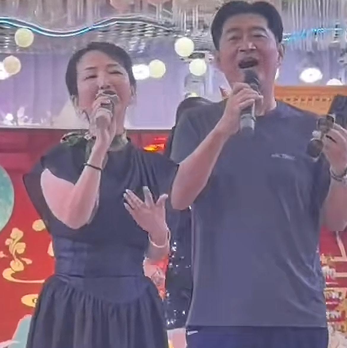 黄安定居福州的大别墅真的太壮观了，这大书房不仅藏书丰富，最重要的是居然有台阶，这
