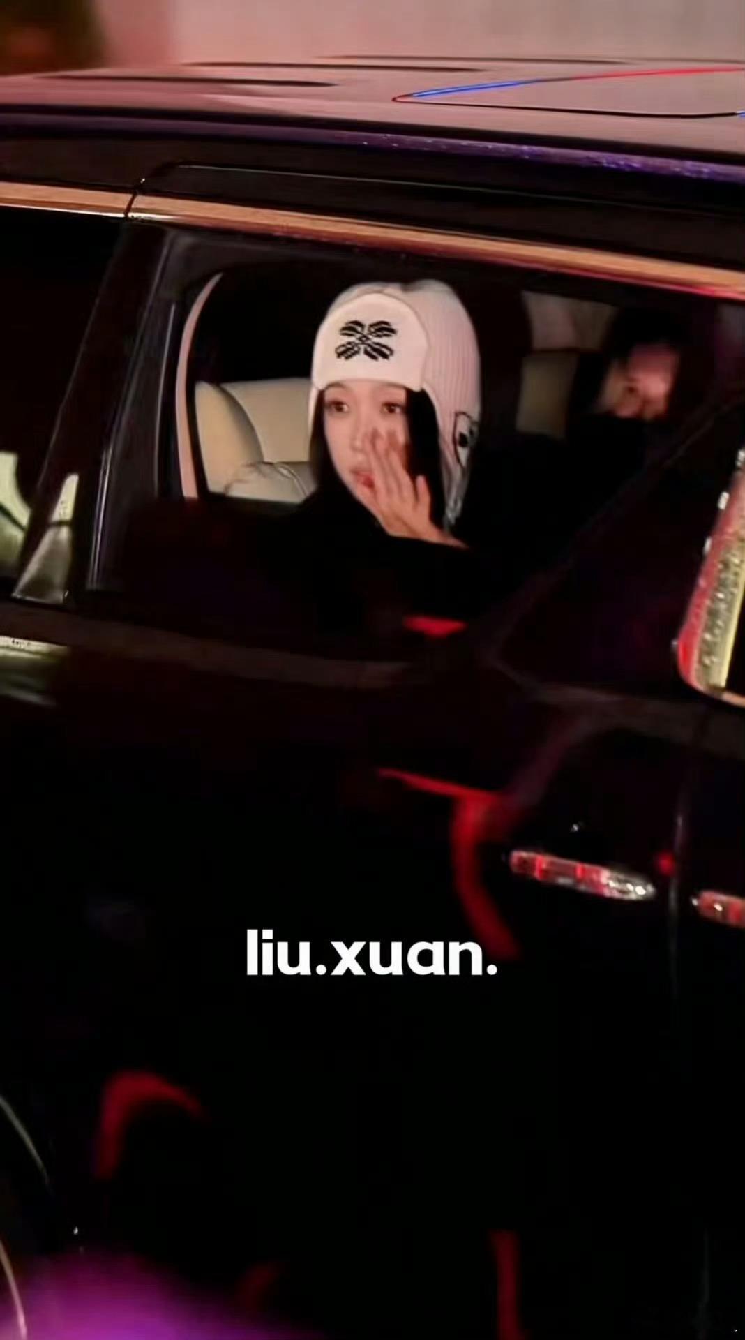 虞书欣给粉丝搭雨棚的原因虞书欣心疼粉丝淋雨等待 默默做事的舒心，下班看到粉丝淋雨