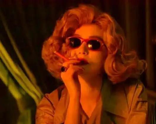 他不给剧本，只给时间。
演员等三个月，一句词还没定。
三分钟镜头，拍了八十六遍。