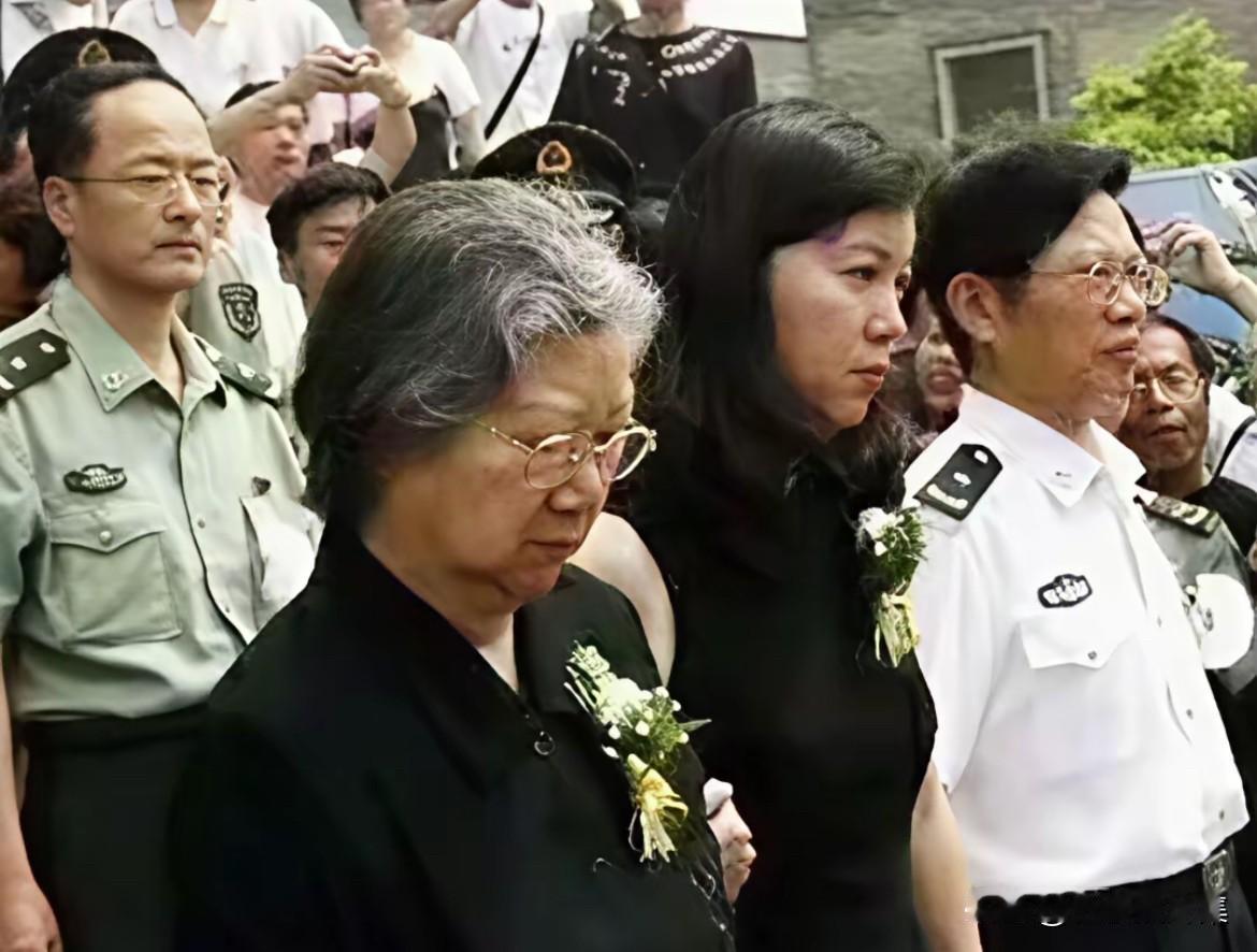 2008年7月2日上午9时，邵华将军遗体告别仪式在北京八宝山革命公墓东礼堂举行，