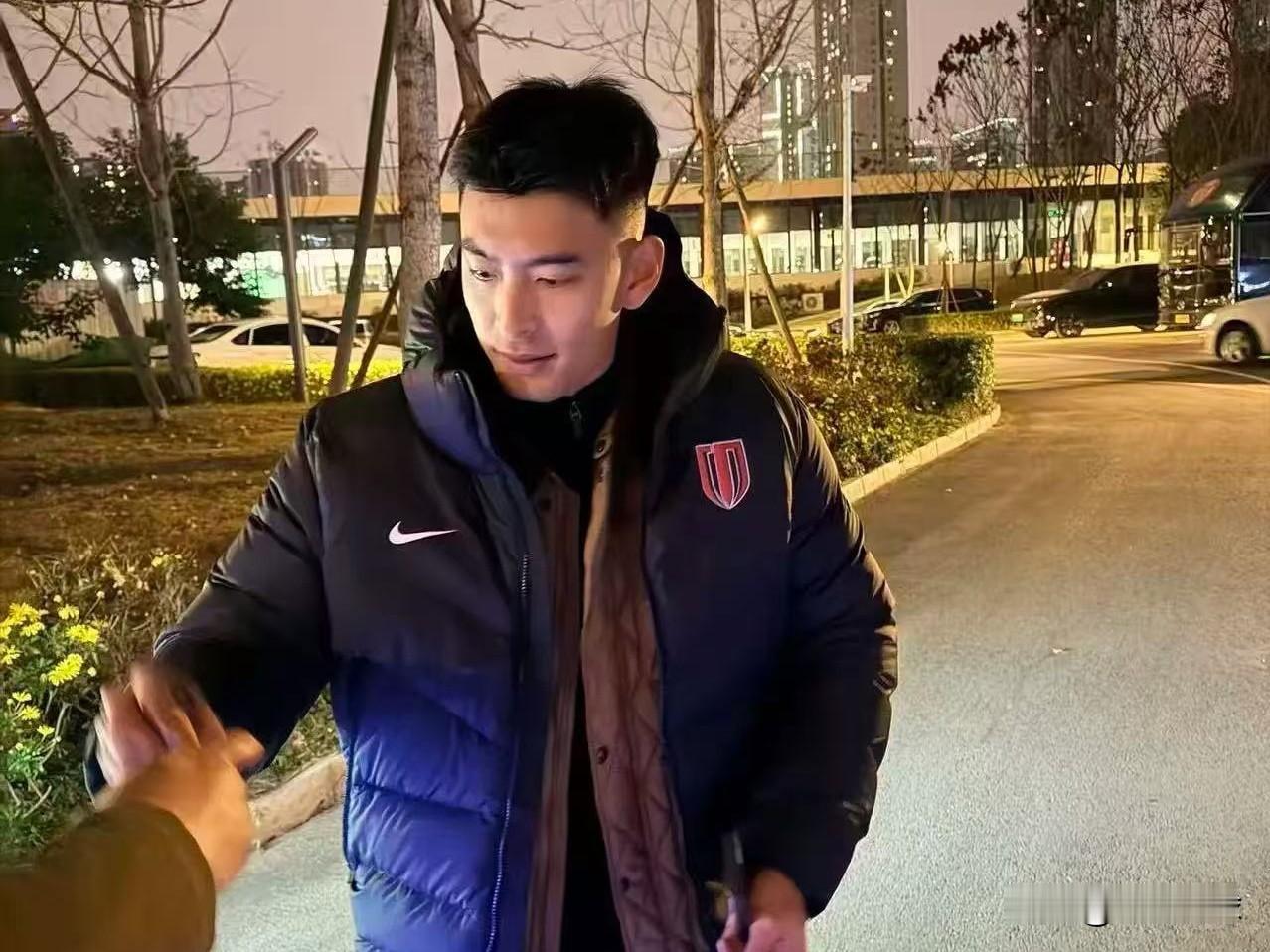 王子铭现身成都蓉城基地…看到王子铭穿上了成都蓉城的马甲是真不舒服，在国安这么多年