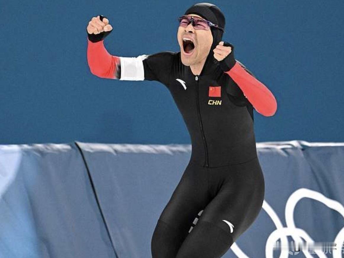 宁忠岩冬奥会终圆梦…在今天凌晨结束的米兰冬奥会速度滑冰男子1500米比赛中，中国