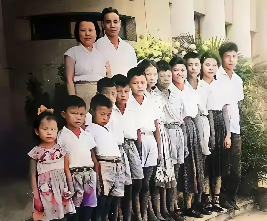 这一对夫妻太厉害了。特别是妻子从20岁开始生，一直生，到不能生为止。超高龄生子