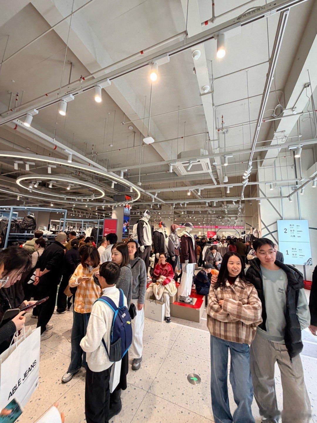 今天的上海阿迪店跟抢春节前火车票一样太夸张了 