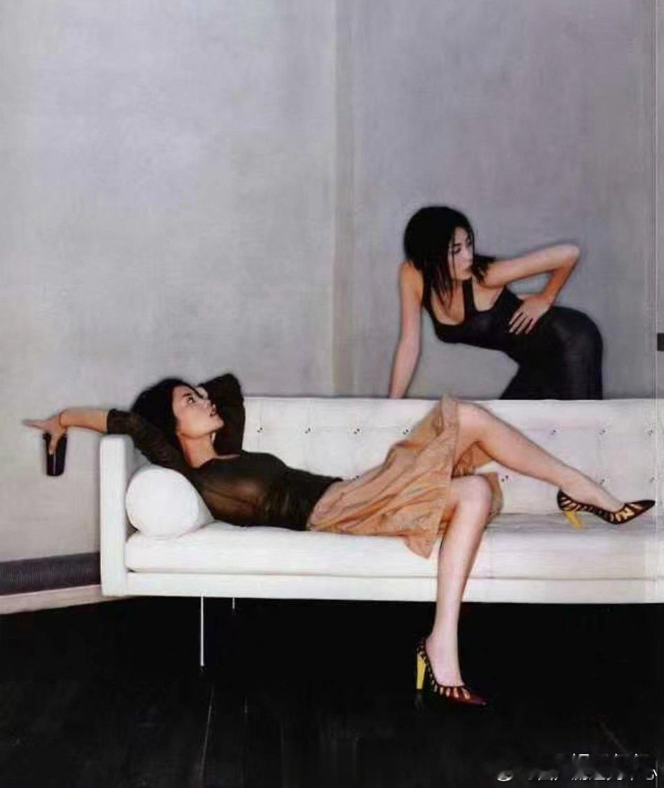 王菲居然还拍摄过这样的杂志，李亚鹏谢霆锋你们不珍惜美人啊！ 