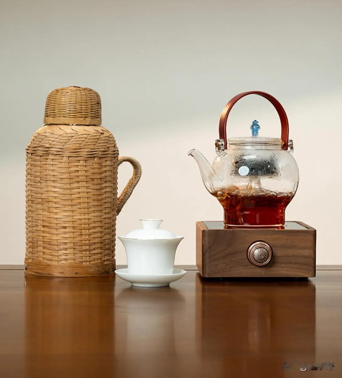 陈年老六堡茶还得煮着喝！

陈香浓郁，汤质醇厚温润

清凉回甘，余韵无穷