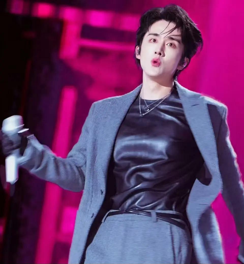 张新成这是穿了肌肉衣，还是垫了臀垫？！

看到大为震惊，如果没穿肌肉衣，这比例也