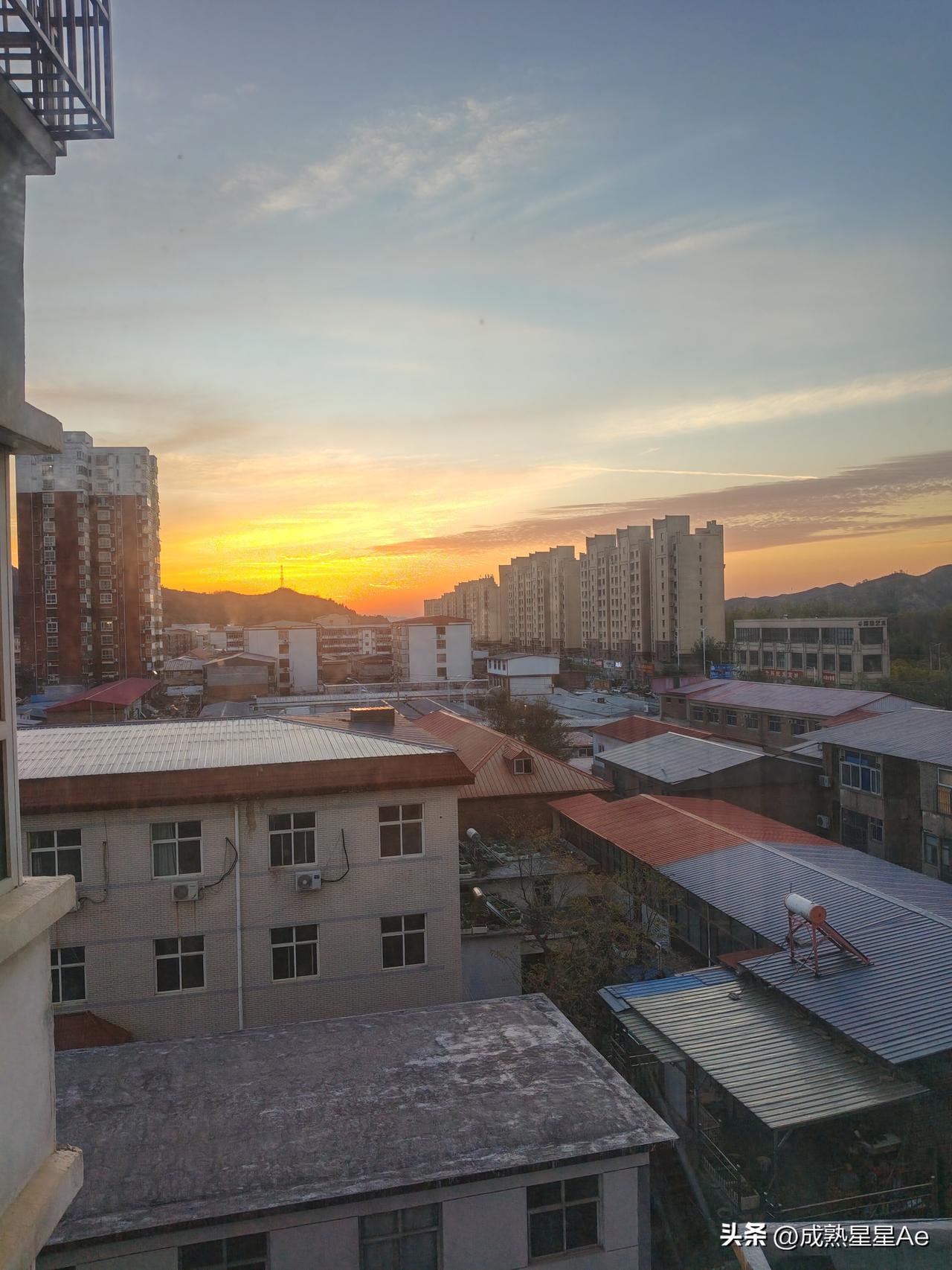 年10 月 22 号河北省阜平县太阳升起的天空