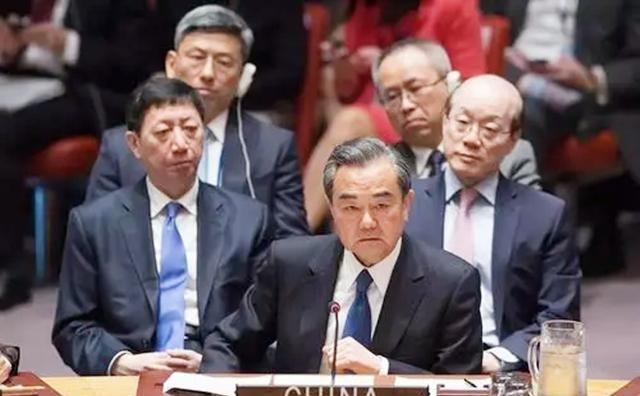 一旦中美开战，那就是你死我活，不像美国所说：中国会完，美国就是一只纸老虎，外强中