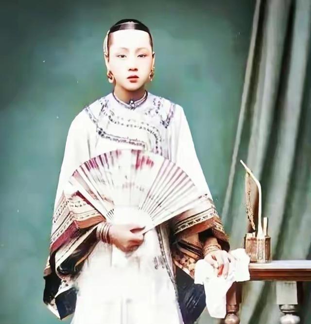 野史：1863年，41岁的李鸿章大婚，娶了24岁的赵小莲。洞房花烛夜，赵小莲给他