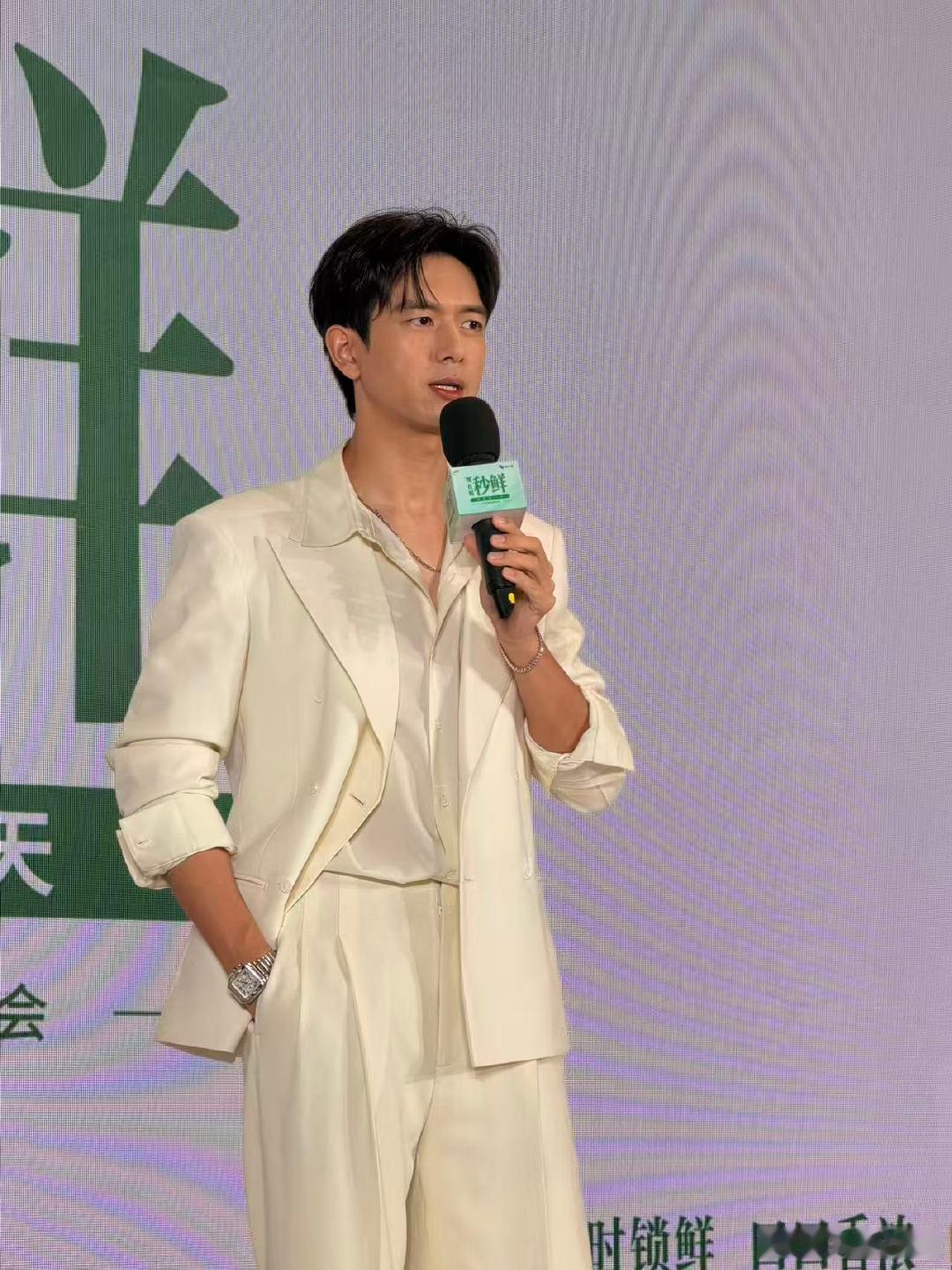 李现回家宠粉 “湖北伢”李现回武汉了！痛楼一亮整条街都知道谁回来了～站在家乡的地