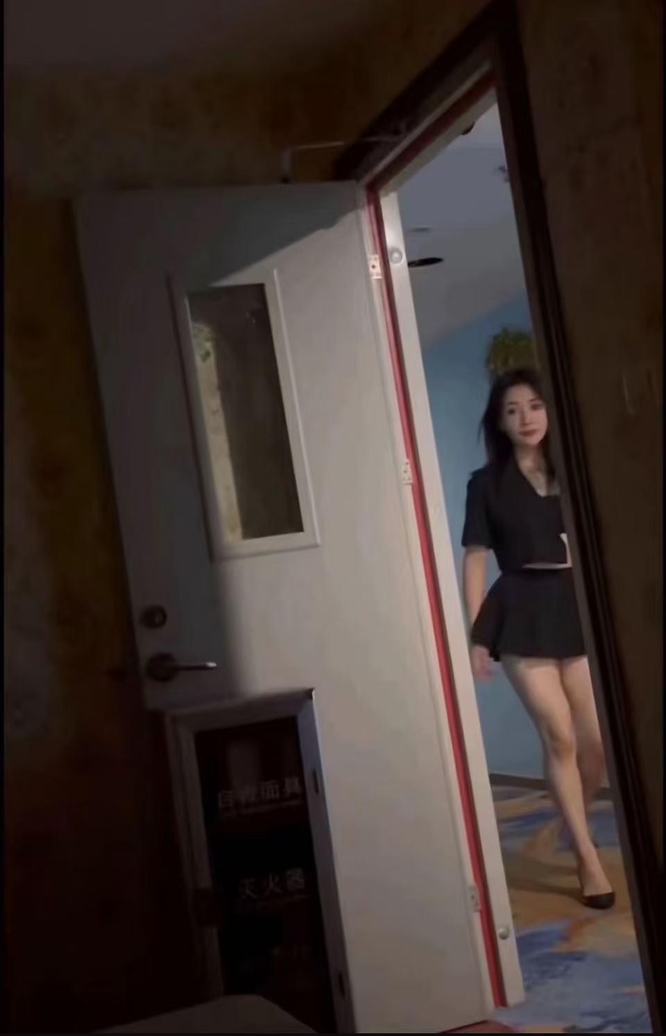 刷到那个足浴女技师说的话，我认真看了两遍。

她说不管客人花199还是999，木