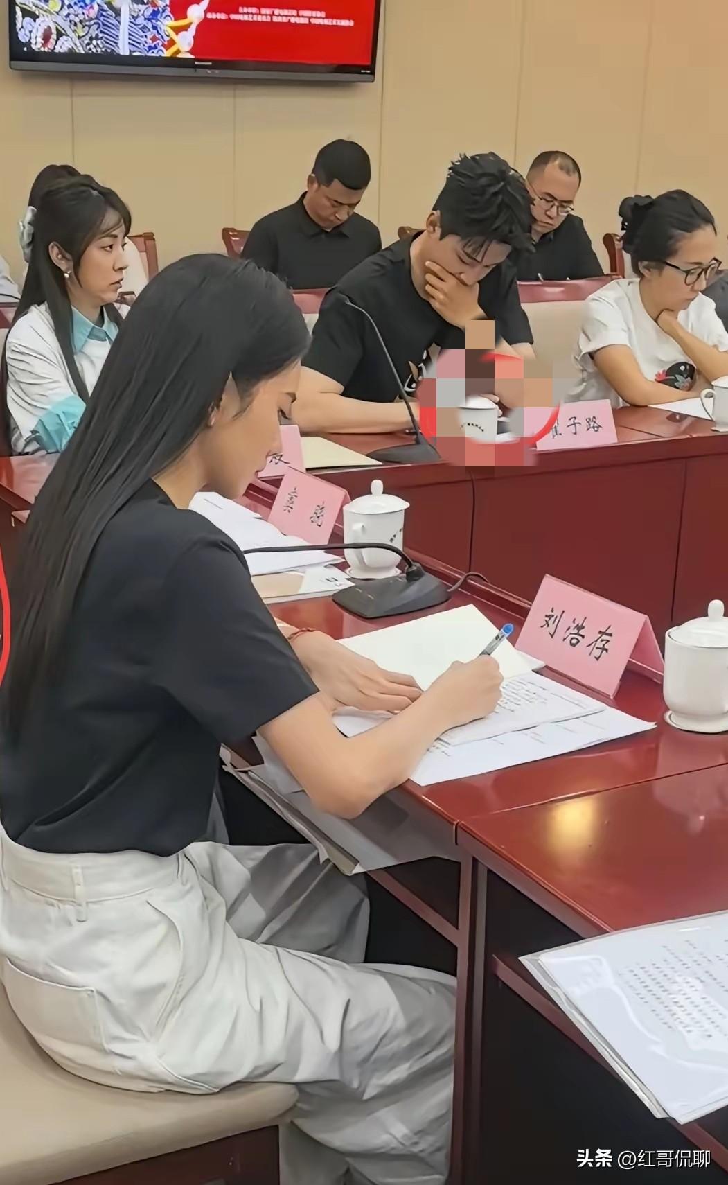 都说刘浩存运气好，但看看她认真的样子，谁见谁不喜欢呢？有些人不要天天吐槽别人这个