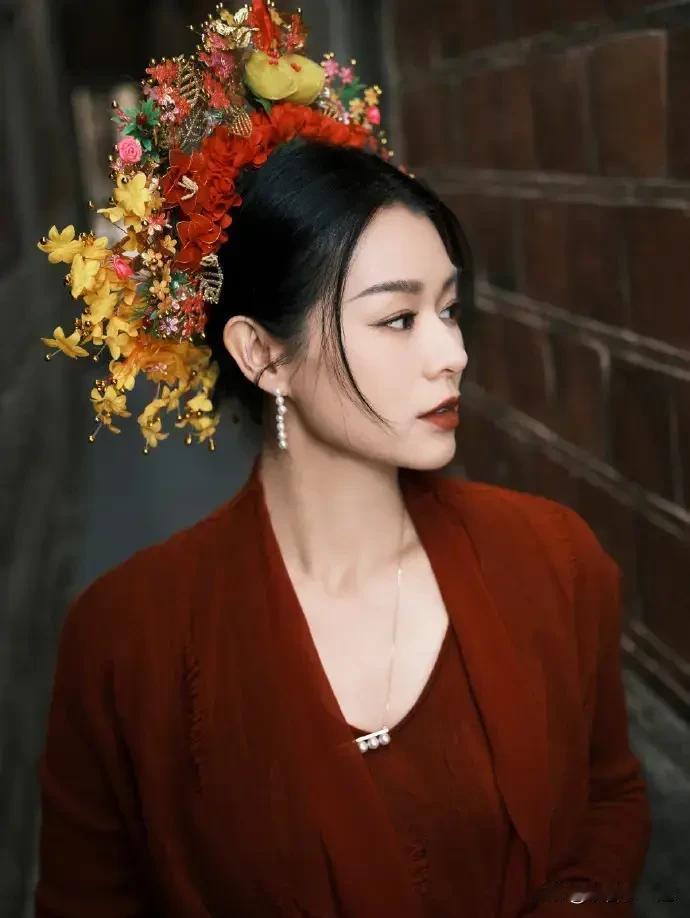 胡杏儿身穿红衣，在泉州体验簪花，好有古代的氛围感！
1月8日，胡杏儿现身泉州，体
