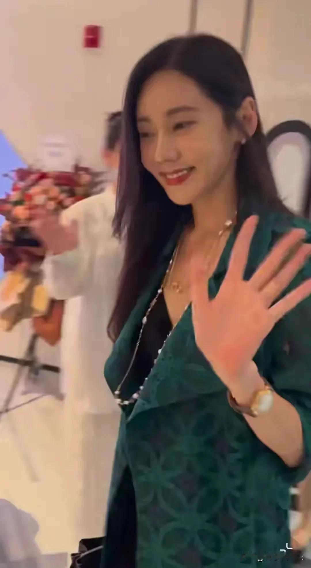 8月26日，知名男星赵文卓在社交平台分享了一组与大女儿赵子仪（小名“玫瑰”）同台