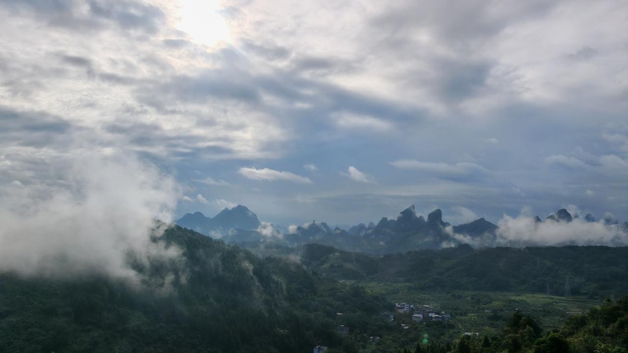 云雾缭绕的山峦仙境美景分享大美阳朔.小满即景
