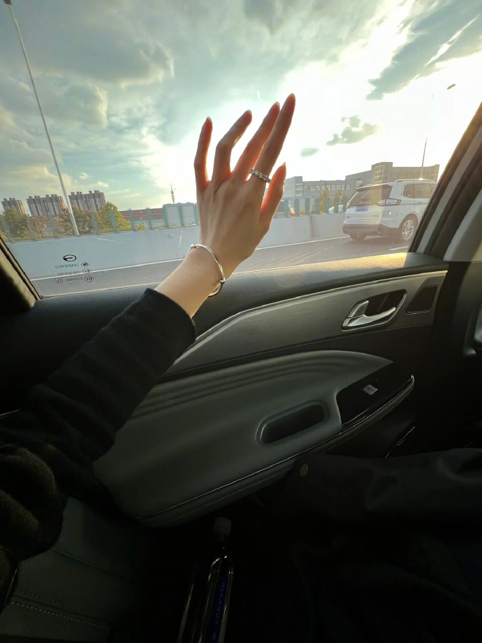 [2025]“我需要钱 需要房 需要车 但我记得在两年前 我只需要一杯奶茶 一个