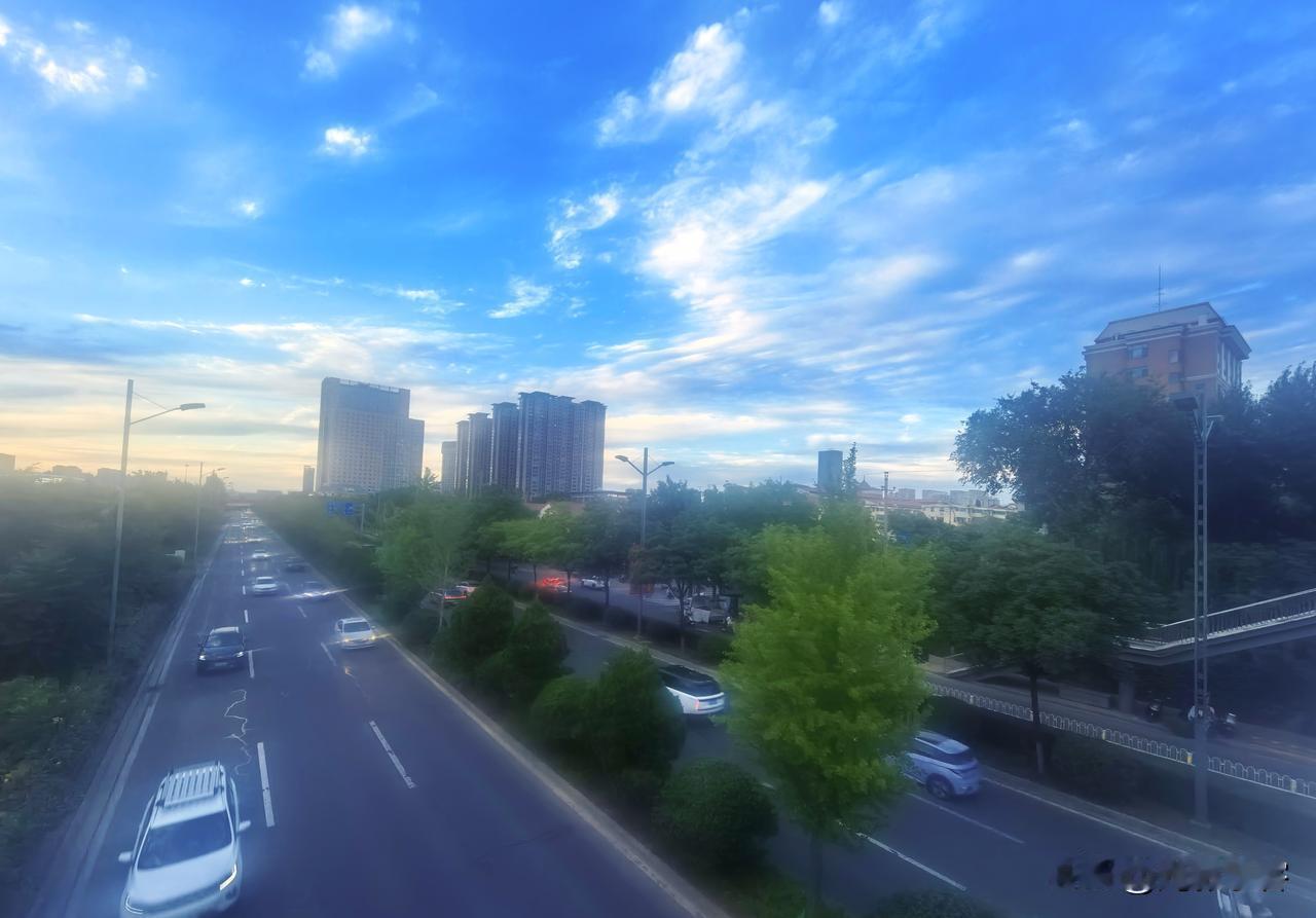 下班到汾河公园散步，必须要跨过滨河东路，说是跨过就是要走天桥。走到人行天桥上，太