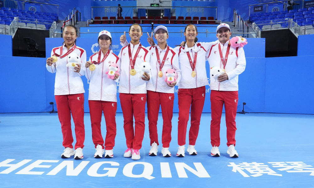 在全运会网球青年组女子团体决赛中，邵羽杉、施晗、张瑞恩和任钰菲代表的北京队团结协