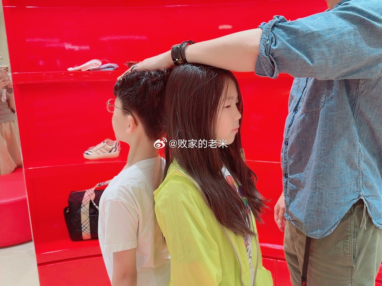 目测这俩孩子差不多高了