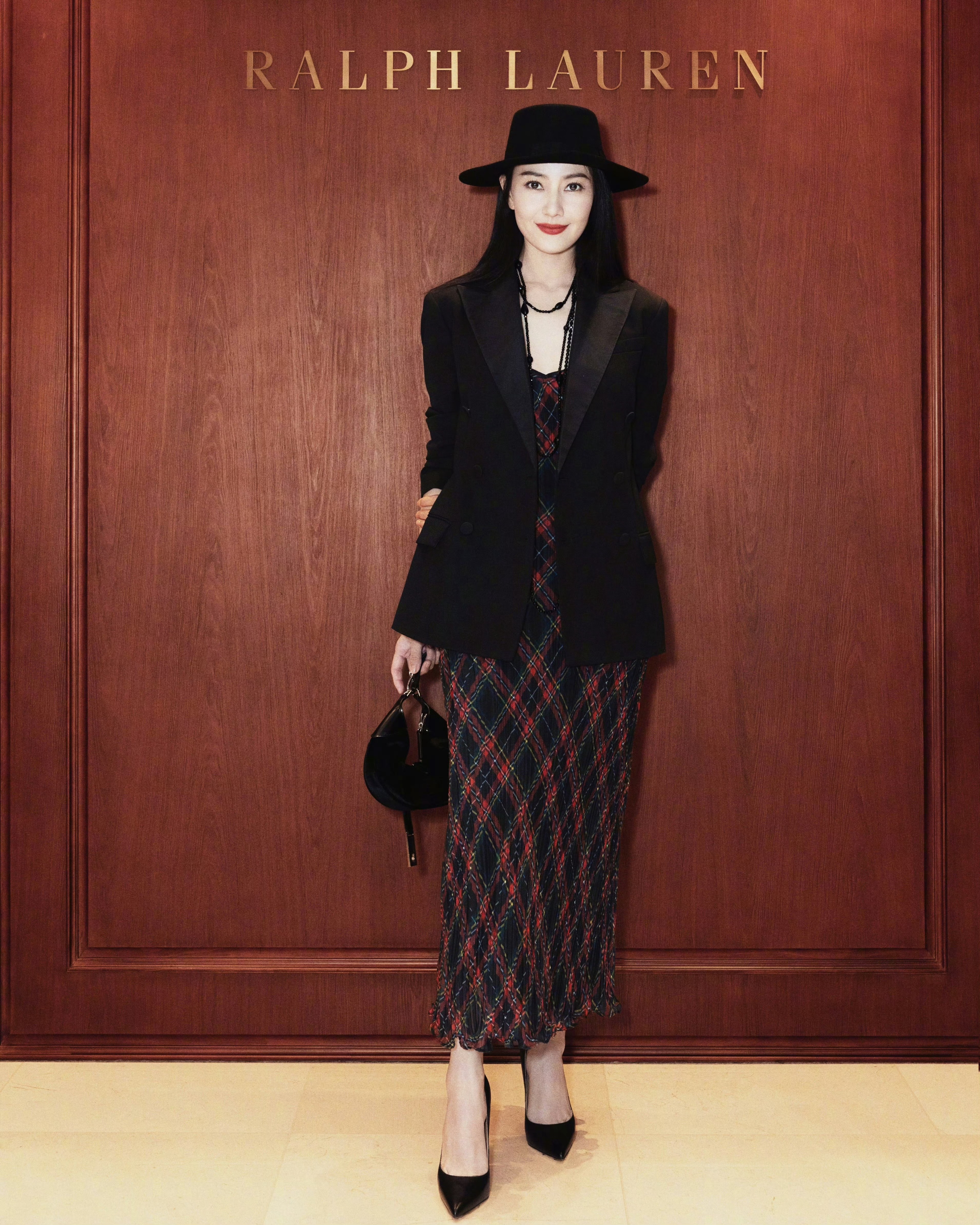 高圆圆  西装的利落中和了格纹裙的柔媚，礼帽点缀，打造出飒爽又精致的氛围感。 