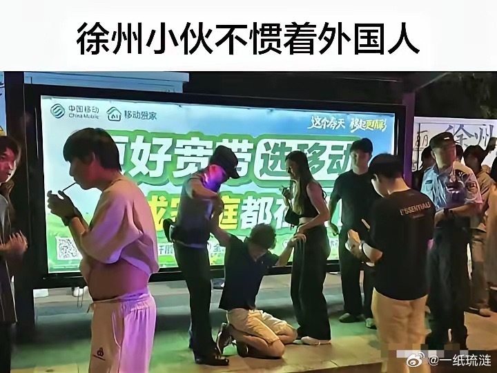 大结局，徐州那个被追打的留学生表示他和女朋友被帽子叔叔教育了，并向他吐口水的女顾