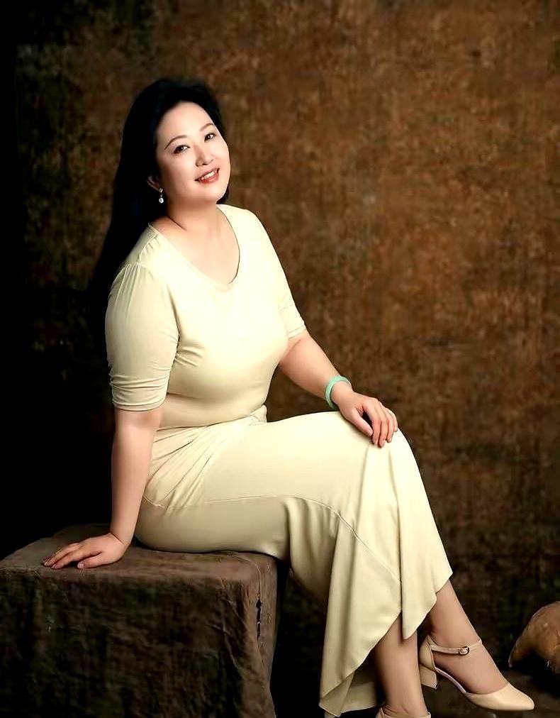 穿得像贵妇，先松半码
 
燕麦针织+垂坠裙，颜色越淡越贵。奶油白、雾灰、沙米，低