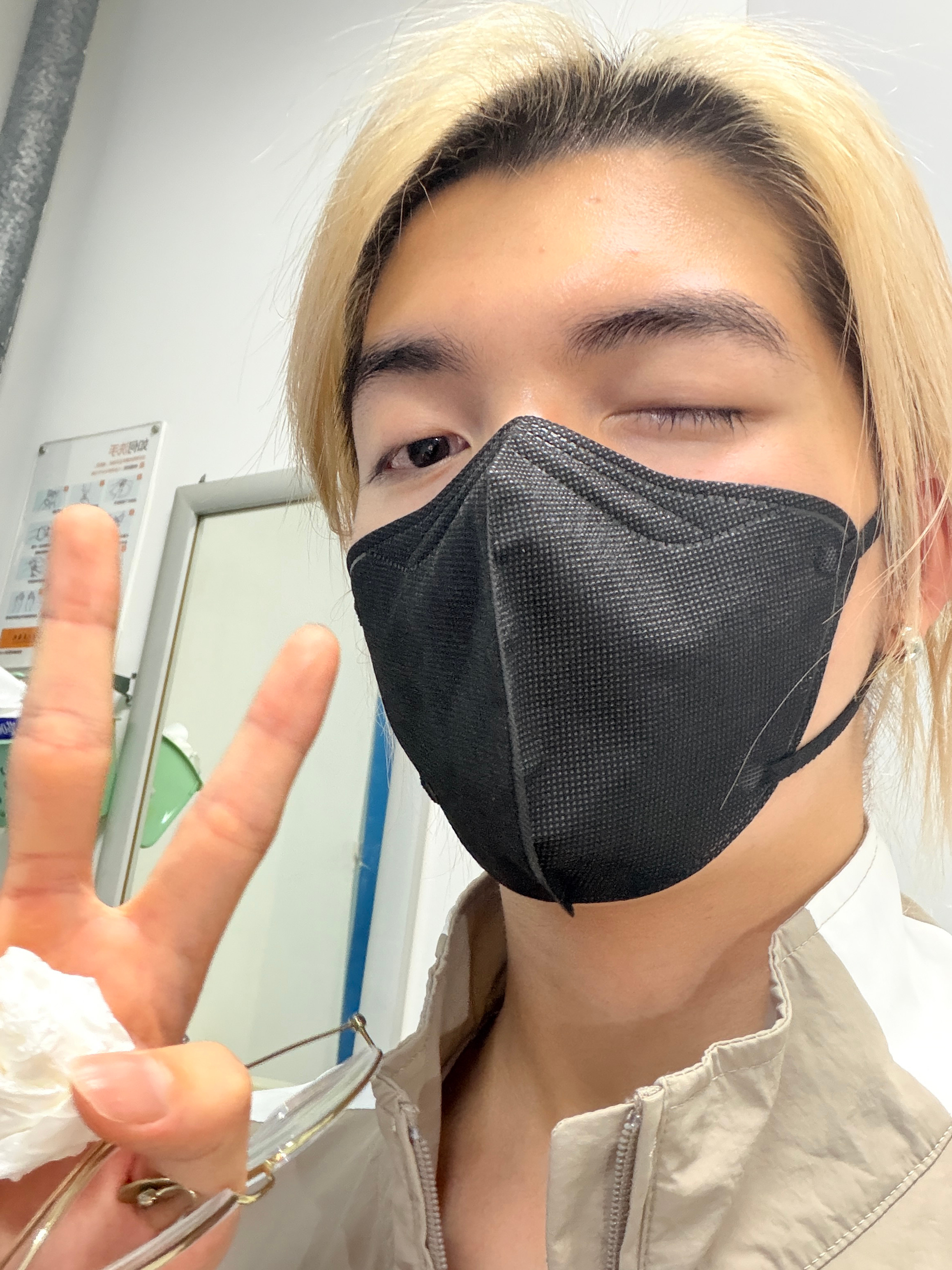 又来看眼睛了（滴了麻药睁不开…  ​​​