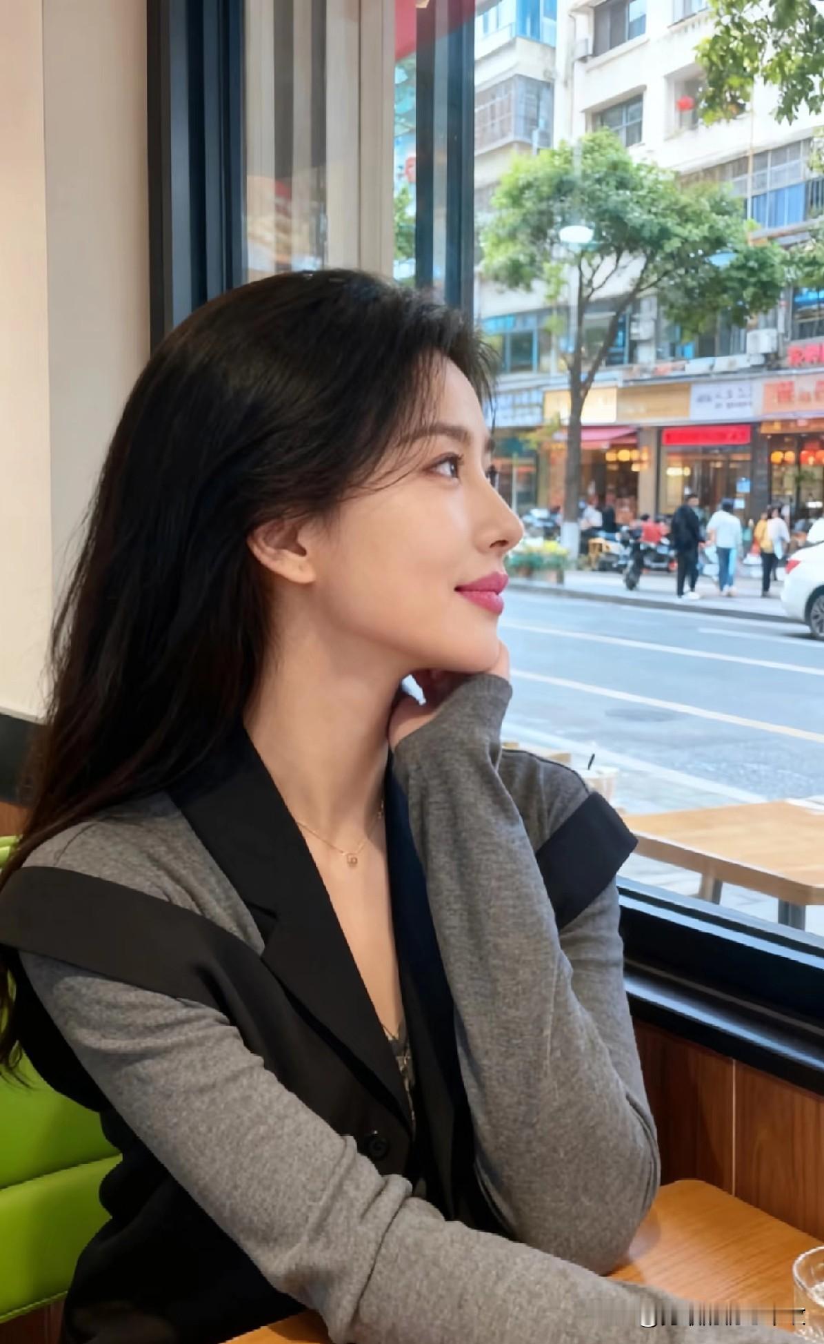 窗边时光，一个人静享城市喧嚣中的宁静。氛围感下午茶 咖啡馆随记 美女人像群