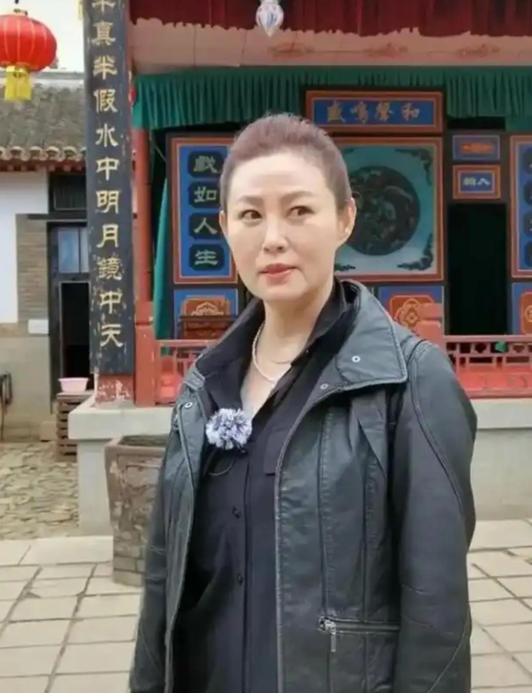大家还认识眼前这位风情万种，漂亮迷人的女人吗？没错，她就是曾经依靠《水浒传》中潘