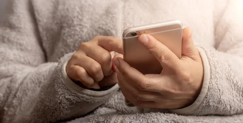 现在人离了手机，估计生活都要乱套。就说我自己，早上睁眼先摸手机看时间、看消息，没