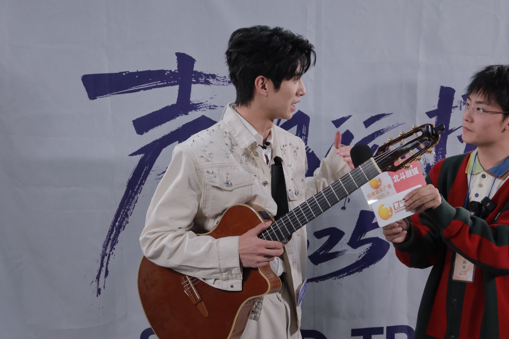 北上ost作者好像张凌赫 大岛记忆杀！贺俊雄携《声鸣远扬》来，背吉他侧脸超帅，才