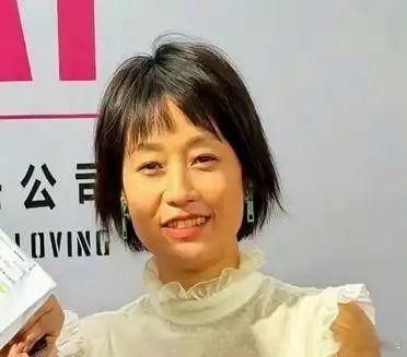上海举办活动时, 48岁的马伊琍现身,意欲复刻《我的前半生》里的罗子君, 年龄感